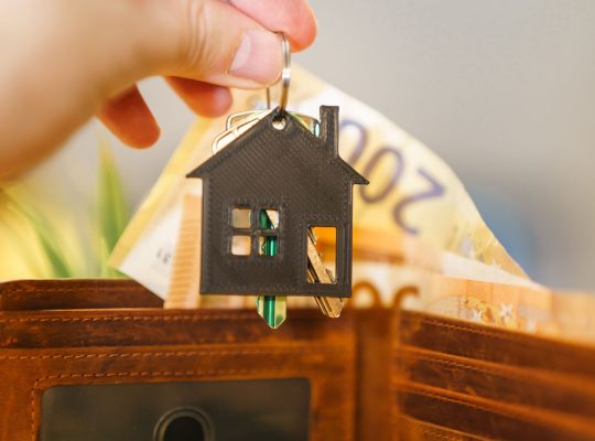 Mano sosteniendo una casa: el camino de la cuota a las llaves con Vivabien