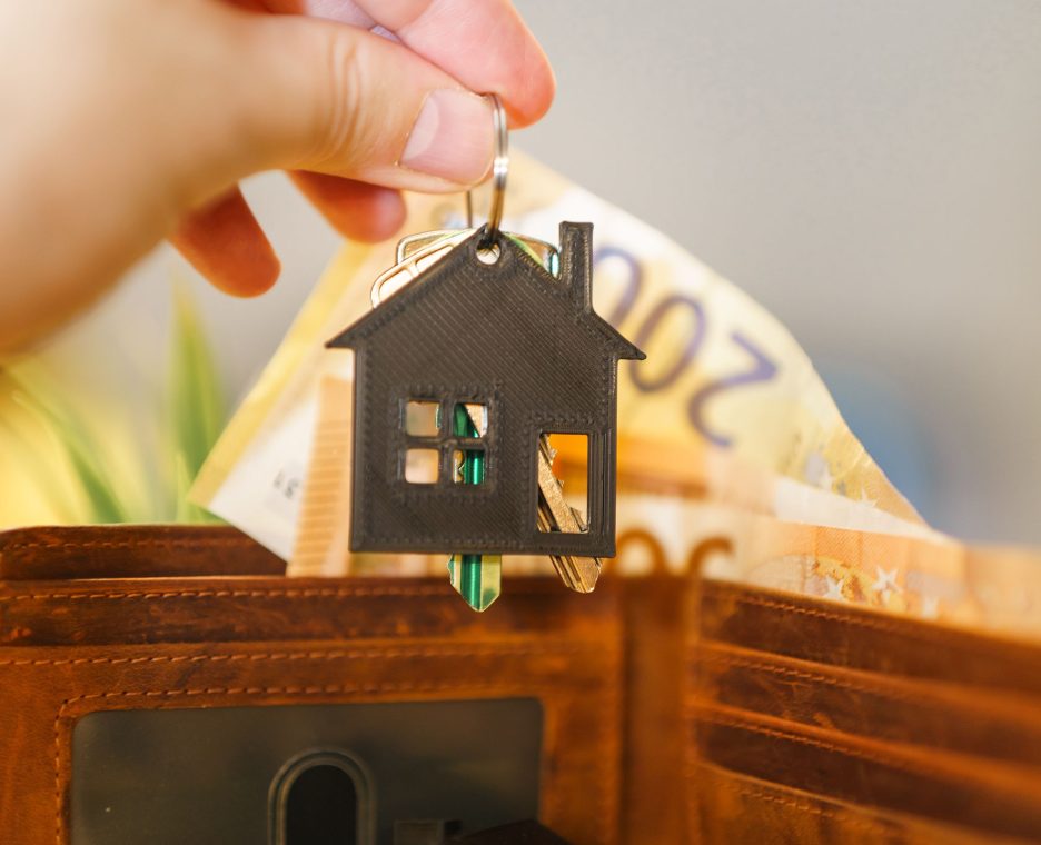 Mano sosteniendo una casa: el camino de la cuota a las llaves con Vivabien